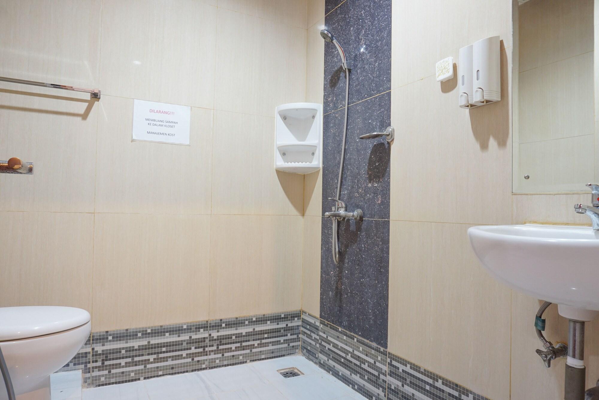 Reddoorz Near Kemang Square Hotel Jakarta Buitenkant foto